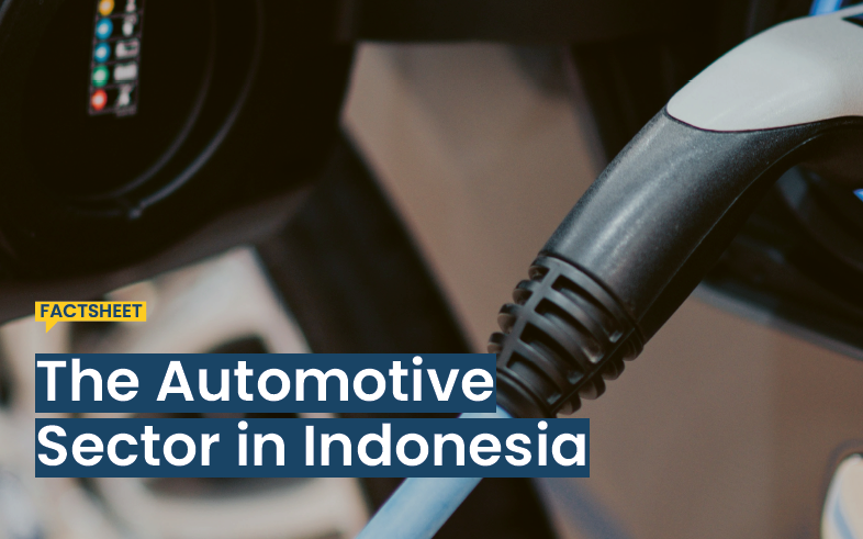 Elektrisches Fahrzeug während des Ladevorgangs mit dem Text "Der Automobilsektor in Indonesien"