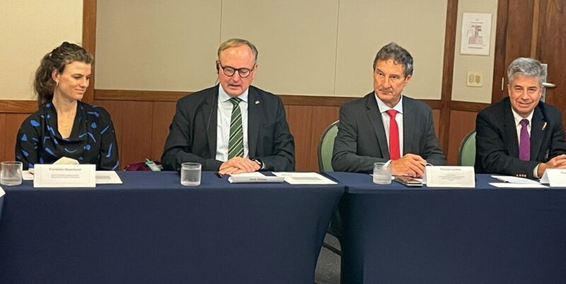 From left to right: Franziska Heyerhorst (GPQI), Boris Böhme (BMWK), Thorsten Lindner (BMWK) and Thomas Ulbrich (VDMA) highlighted the role of the German-Brazilian Dialogue on QI. © GPQI-GIZ