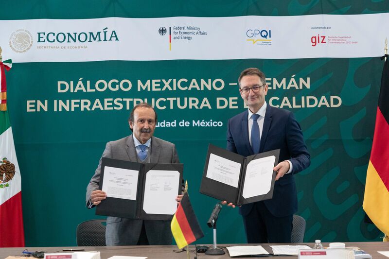 Jesús Cantú (SE) und Stefan Schnorr (BMWi) unterzeichneten den Arbeitsplan für das Jahr 2022