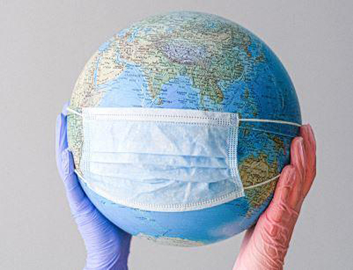 Foto eines Globus mit Atemschutzmaske.