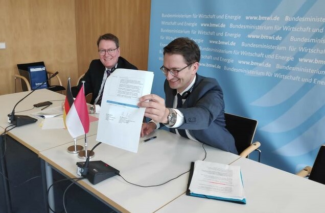 Dr Thomas Zielke and Stefan Schnorr (BMWi) with the signed work plan for the German-Indonesian QI dialogue.